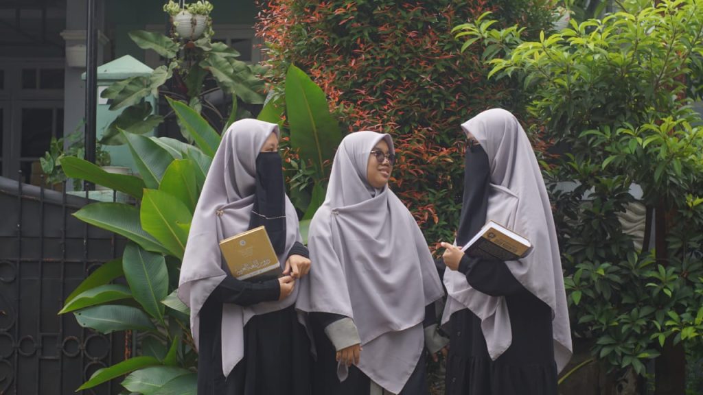 santri-sedang-berbincang-bincang