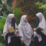santri-sedang-berbincang-bincang