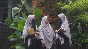 santri-sedang-berbincang-bincang