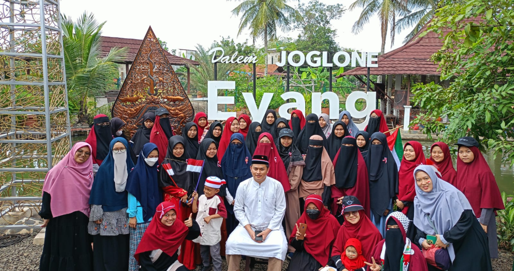 Para-Santri-beserta-Asatidz-Merayakan-Hari-Kemerdekaan-di Joglone-Eyang