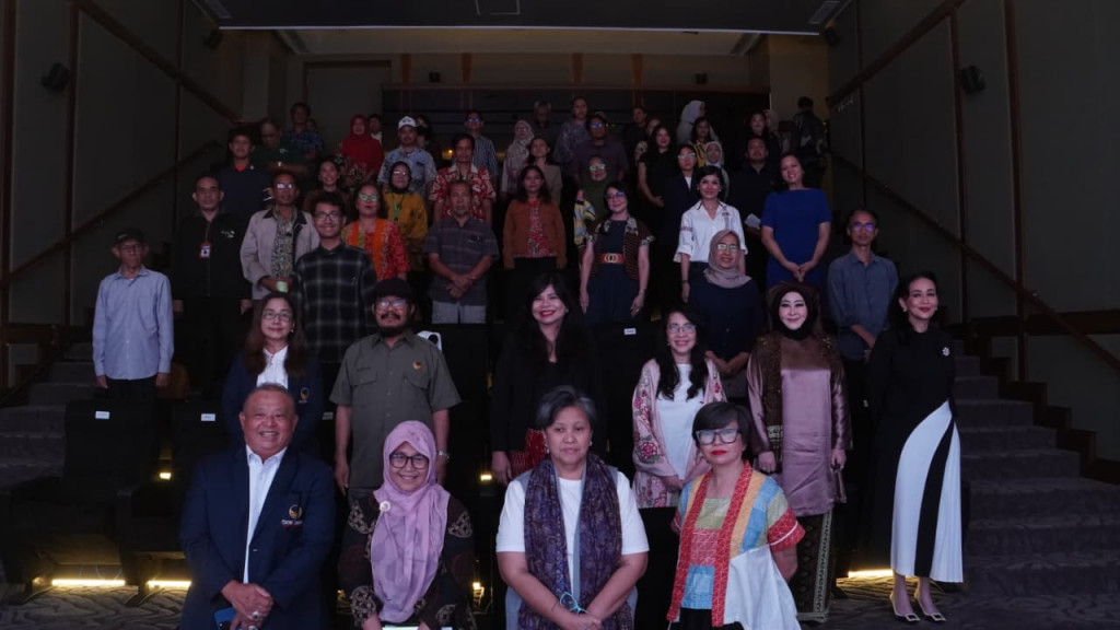 Foto bersama narasumber, anggota parlemen NasDem dan Agen media yang hadir selepas NoBar dan Diskusi Film Dokumenter Roehanna Koeddoes: Cahaya dari Minang.